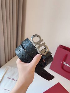 特 菲拉格慕，Ferragamo皮带系列作品精选上乘材质，以深湛技艺打造而成，成就丰富多彩的款式选择与百搭实用的绅雅风格。优雅扣饰融合精美材质，展现低调华丽的现