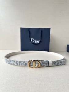 宽度2.0Cm Dior 受到标志性的同名手袋的启发 Montaigne腰带提供可翻转的版本 这要归功于其旋转机制 一侧采用天然光滑的小牛皮制成