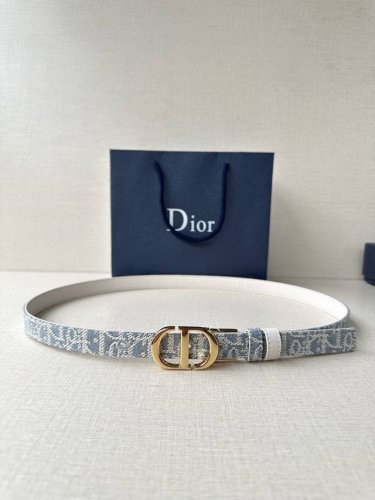 宽度2.0Cm Dior 受到标志性的同名手袋的启发 Montaigne腰带提供可翻转的版本 这要归功于其旋转机制 一侧采用天然光滑的小牛皮制成