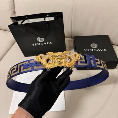 范思哲 ，宽4.0Cm 此款腰带采用光滑的皮革面料制作，并饰有点缀白色人造钻石的金色美杜莎五金配件