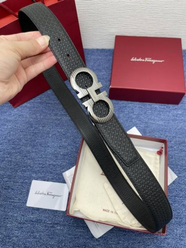 特 Ferragamo.菲拉格慕 全套包装 宽度3.5Cm 高级定制款男士皮带 双面进口牛皮 可双面使用 自行选择搭配 真材实料 很有质感 时尚经典不失风范 搭