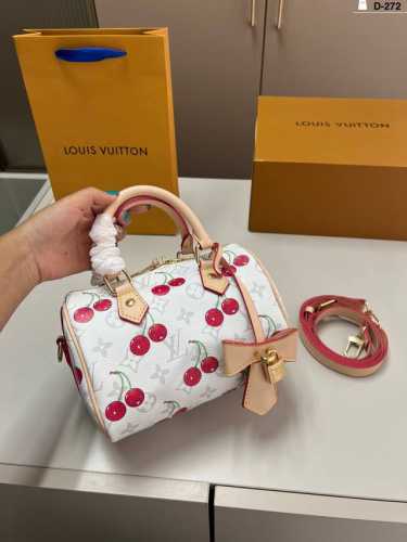 Lv 樱桃枕头包 Lv樱桃出战～太好看啦让人一见钟情的配色大大的满足日常使用需求D-272尺寸19×14折叠盒