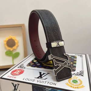 品名：Lv..路易..威登 材质：原单牛皮腰带 百分百头层牛皮腰带保证真皮，24K纯钢扣，专柜原单品质、做工精细，时尚大牌，送人自用首选 包装： 请认准如图专柜