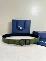 Dior 这款双面腰带结合典雅气质与摩登风范。双面均采用粒面牛皮革精心制作，一面为黑色，另一面为中国红、可搭配各式 35 毫米腰带扣，更添精致，打造富有个性特色