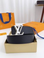 特P180 Lv 宽度40Mm 寸5 双面原厂小牛皮，工艺考究，设计时尚富有内涵。黑色双面小牛皮。双面可用