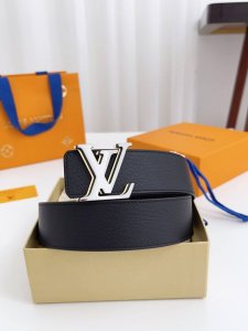特P180 Lv 宽度40Mm 寸5 双面原厂小牛皮，工艺考究，设计时尚富有内涵。黑色双面小牛皮。双面可用