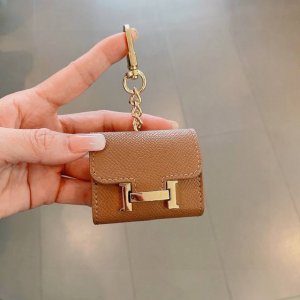 爱马仕官网1:1耳机包 手掌纹皮料 金属Logo 时尚迷你斜挎包包 可以当包饰，耳机包一举两得！ Airpods 3代