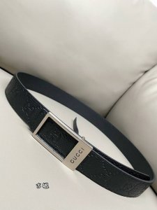 Gucci 3.5Cm宽度 饰长方形搭扣双面腰带多款男士腰带巧妙融入双面长方形搭扣，一面缀饰品牌标志性图案，另一面以中性色调牛皮革打造。这款腰带以Gg粒面牛皮革