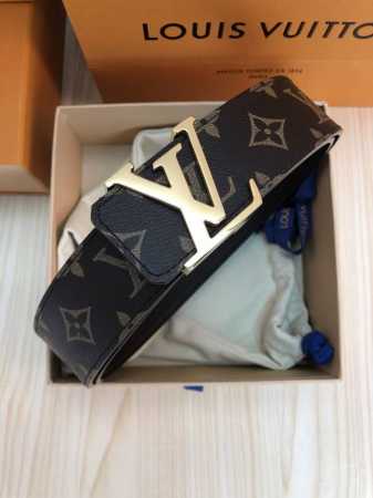 Lv：原单面料,內衬头层小牛皮底.搭配原单扣.这款经典而又魅力恒久的腰带外型宽大，带扣和牛仔装相得益彰，彰显一派休闲气息.专柜宽度4.0 - 点击图像关闭