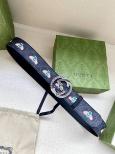 p180 宽度4.0Cm Gucci 蜜蜂图案是Gucci动物王国中的标志性元素之一，在这款配饰中焕新演绎为卡通风格设计。这款腰带融合了经典蜜蜂元素和双G图案，