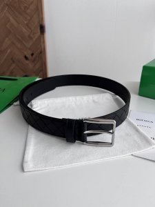 Bv 2026最新款男士编织腰带 纯手工Intreccio大格子编织 意大利原厂Napa小牛皮 搭配微复古银色针扣 侧面带标识 宽度35Mm 颜色: 黑色 DD