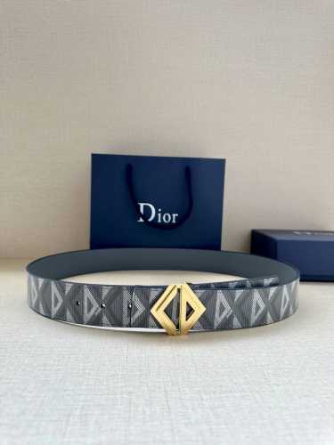 特 宽度4.0Cm 这款腰带扣采用全新的 Cd Diamond 标志造型，以不锈钢金属覆层精心打造。可与各式 40 毫米腰带搭配，打造个性造型。