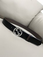 双面经典热压款 3.7双面腰带，一侧为Gucci Signature皮革，反面一侧为单色皮革。配以互扣式双G带扣