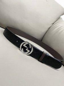 双面经典热压款 3.7双面腰带，一侧为Gucci Signature皮革，反面一侧为单色皮革。配以互扣式双G带扣