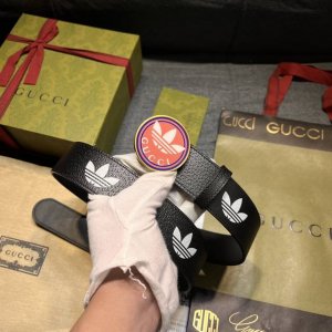 特 古奇 宽4.0Cm Supreme帆布是品牌的一款经典面料，经不同配色组合以及现代和经典设计演绎后，在《古驰爱的进行曲》全新时装系列中大放异彩。该款帆布灵感