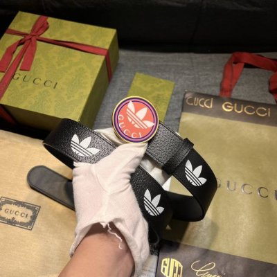 特 古奇 宽4.0Cm Supreme帆布是品牌的一款经典面料，经不同配色组合以及现代和经典设计演绎后，在《古驰爱的进行曲》全新时装系列中大放异彩。该款帆布灵感