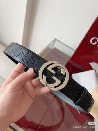 送男友的礼物古驰 力推一款爆款古驰 皮带，经典款亮银扣头搭配黑色 压花1Ogo带身，非常适合佩戴正装 西装革履，也可以佩戴休闲牛仔裤，年轻人的必备单品。非常低调 - 点击图像关闭