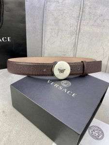 宽度4.0Cm 范思哲 此款牙签纹 腰带饰有标志性的Versace美杜莎头像扣，彰显品牌格调。是一款精美的衣橱必备单品。