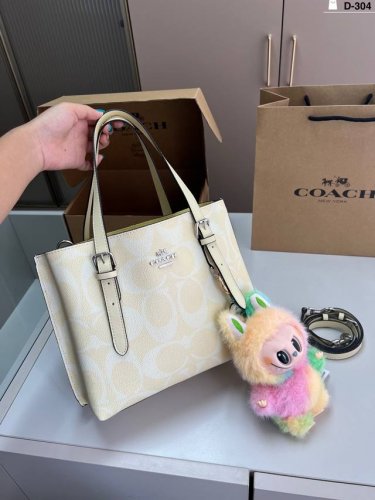 配拉布布Labubu挂件 Coach蔻驰托特奶油黄在这个夏天是受欢迎的‘‘Coach经典的Mollie Tote 包型 内层分隔 立体造型搭配 也是百搭的 D-