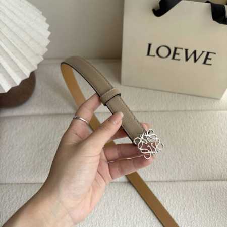 走量款 重磅来袭 Loewe 鹅卵石纹牛皮腰带。Anagram搭扣 Anchor腰带扣 宽2.0Cm，五孔调节。暗沙色 银扣 - 点击图像关闭