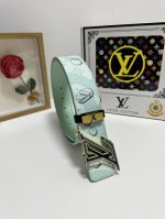 品名：Lv..路易..威登 材质：原单牛皮腰带 百分百头层牛皮腰带保证真皮，24K纯钢扣，专柜原单品质、做工精细，时尚大牌，送人自用首选 包装： 请认准如图专柜