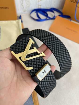 品名： Lv..路易..威登腰带皮带原单 型号：挂扣，经典纯钢材质挂扣，头层牛皮，图片实物拍摄 材料：头层牛皮，挂扣系列，纯钢材质扣头，钯镀电镀工艺永不掉色。原 - 点击图像关闭