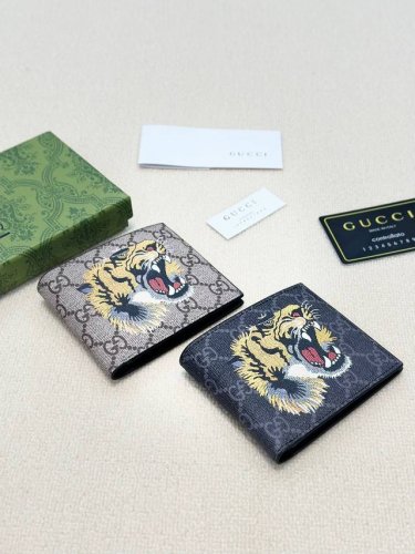 颜色 黑 咖尺寸 11X9丝印图案短夹系列，采用Gg高级人造革精制而成，材料可分解，时尚之选