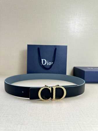 宽度3.5Cm 这款白 金色饰面黄铜腰带扣采用“Cd”标志点缀，镌刻有 Dior Oblique 图案，经典元素呈现本季全新风采。设计精巧，可与各式 35 毫米 - 点击图像关闭