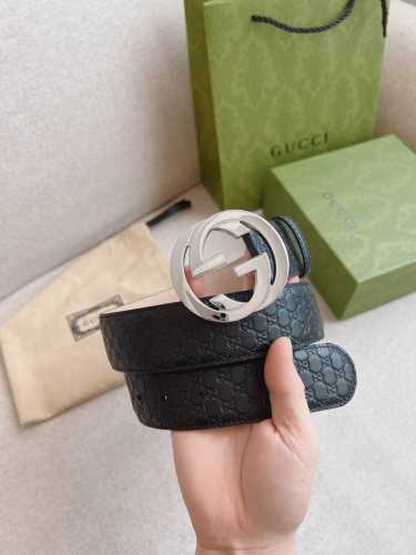 特 Gucci 互扣式双G带扣腰带，采用热压印技术的Gucci Signature皮革精制而成，触感厚实，印花图案清晰分明。时尚经典百搭款；皮带宽度：4.0Cm
