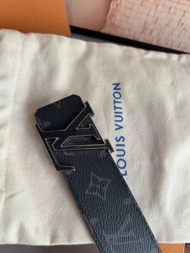 Lv 商务休闲款精品腰带 ， 原单精品，高端品质 ，本款Lv Initiales双面腰带全新加入Taigarma系列，以传统Monogram帆布和光滑Taiga