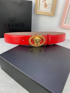 宽度4.0Cm Versace 范思哲 此款腰带采用进口开边珠光滑平纹 两面头层牛皮制造，并饰有标志性的美杜莎链条五金配件。