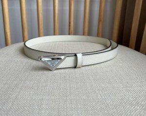 特 Prada 普拉达 专柜最新款 这款腰带设计简约而不失精美 金属搭扣呈现标志性的三角形徽标轮廓 彰显品牌格调 Saffiano皮革以其涂蜡饰面和交叉平行线阴