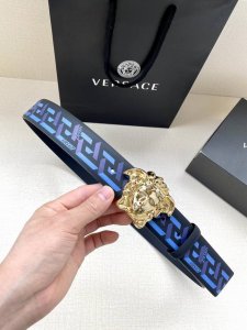 宽度4.0Cm Versace 此款经典的versace腰带由柔软的小牛皮制成，饰有la Greca印花，并配有3D美杜莎腰带扣。
