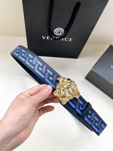 宽度4.0Cm Versace 此款经典的versace腰带由柔软的小牛皮制成，饰有la Greca印花，并配有3D美杜莎腰带扣。