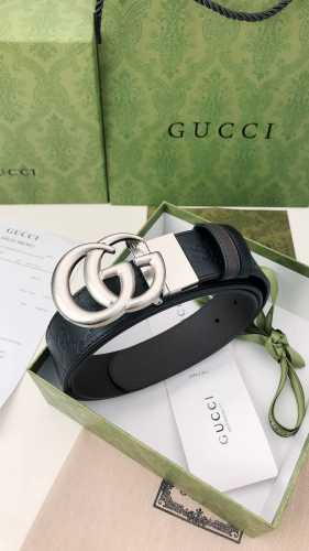 Gucci双面腰带，一侧为Gucci Signature皮革，反面一侧为单色皮革。配以Interlocking G带扣。3.7Cm宽