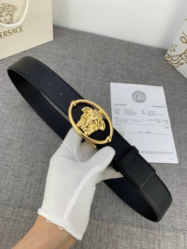 V E R S A C E 范思哲这款柔软头层皮饰带搭配一枚椭圆形美杜莎带扣。腰带饰有一枚金属圈环，宛如点睛之笔，本季标志性的Versace饰件点缀其上，平添魅