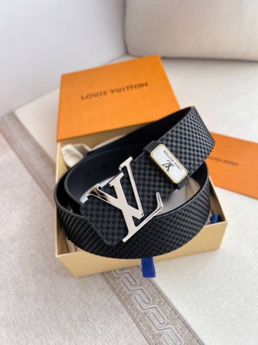 品名： Lv..路易..威登腰带皮带原单P200 型号：挂扣，经典纯钢材质挂扣，头层牛皮，图片实物拍摄 材料：头层牛皮，挂扣系列，纯钢材质扣头，钯镀电镀工艺永不