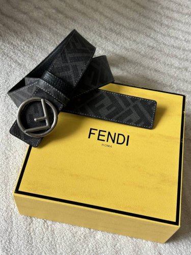 Fendi 芬迪 专柜同款 男士双面用芬迪腰带 宽度4.0Cm 双面设计让您可以根据自己的喜好和场合来选择搭配。一面是时尚的Ff图案，充满个性与活力；另一面则是