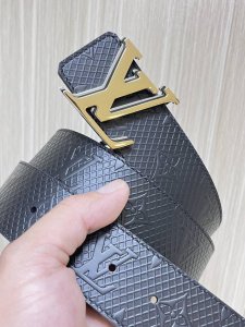 特 4.0宽，当季新款 双面进口牛皮，一面印网格，一面平纹，搭配精品三层扣，官网同步，