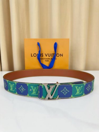 Lv Initiales College Monogram Heritage 双面腰带以细腻格子演绎 Monogram 涂层帆布一面，翻转即现素净皮革。亮泽搭扣