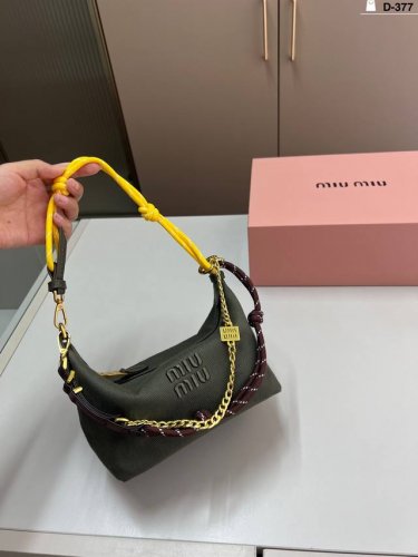 Miumiu 缪缪饭盒包 单肩斜挎包 轻巧便捷，容量也很哇塞，不会撞包，可手提，可斜挎，轻便百搭又时尚。 D-377尺寸20×14折叠盒