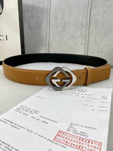 特 宽度4.0Cm Gucci 互扣式双G Logo填油扣，源自品牌辉煌的70年代典藏设计，经过重新诠释而别具新意。呈现于纤细压花皮革腰带之上。