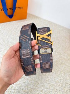 品名： Lv..路易..威登腰带皮带原单 型号：挂扣，经典纯钢材质挂扣，头层牛皮，图片实物拍摄 材料：头层牛皮，挂扣系列，纯钢材质扣头，镀钯电镀工艺永不掉色。原