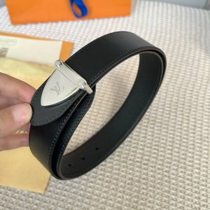 原版包裝1.0 L0Uis Vuitt0N 今 驢家男士原單腰帶 寬度35毫米 腰帶採用一面荔枝紋Togo皮一面進口小牛皮底 雙八字頭尾設計款 搭配新款設計精鋼