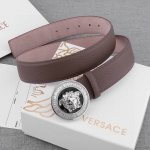 宽度4.0Cm Versace 此款荔枝纹砂底腰带采用柔软牛皮革于意大利精制而成，配有金色圆形腰带扣，饰有带水晶装饰的美杜莎。