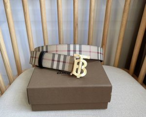 特 Burberrry 巴宝莉专柜同步上新精选品牌标志性London格纹 搭配平滑皮革内衬设计 宽:3.5Cm 精致优雅 简单大方