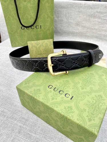 特 宽度4.0Cm 搭配原版皮带扣 、腰带以采用热压印技术的Gucci Signature皮革精制而成，触感厚实，印花图案清晰分明。顶端为金属Gg细节，反射Gu