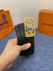 品牌：驴牌 Lv新款进口小牛皮，手感细腻柔软。搭配纯钢自动精品钢扣，男士必备！宽度：3.5Cm