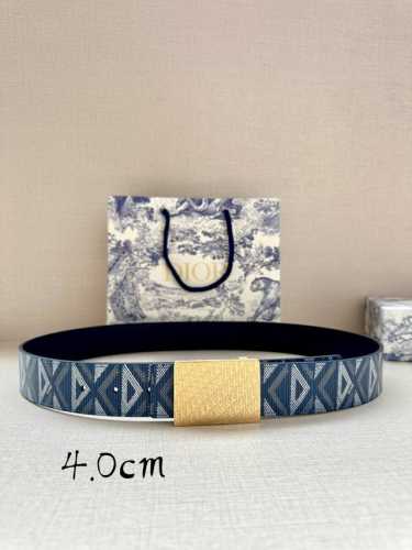 特 宽度4.0Cm Dior 这款 40 毫米双面腰带结合典雅气质与摩登风范。双面设计，一面采用海军蓝色 Cd Diamond 图案帆布，另一面采用同色调光滑牛