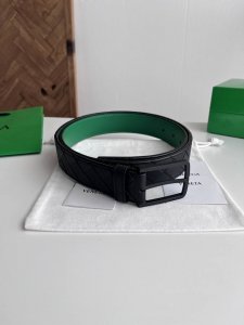 Bv 2025最新款男士编织腰带 纯手工Intreccio大格子编织 双面意大利小牛皮搭配真空枪色针扣 侧面有标识 皮带宽度35Mm 颜色: 黑色 Bv绿